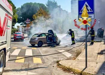 Monserrato, auto in fiamme in via Decio Mure