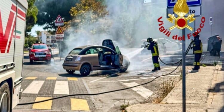 Monserrato, auto in fiamme in via Decio Mure