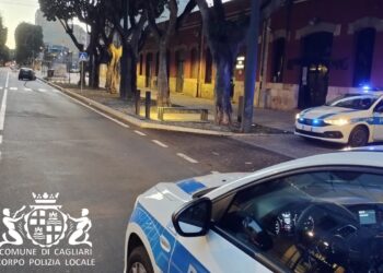 Cagliari, anziano travolto da un’auto e lasciato sull’asfalto: il pirata rintracciato dalla polizia locale