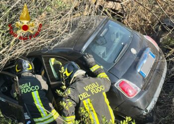 Auto fuori strada dopo uno scontro a Villasimius, 3 persone estratte dalle lamiere