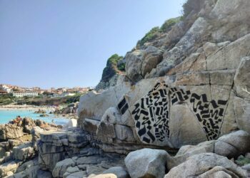 Scempio senza fine in Sardegna, deturpate anche le rocce di Capo Testa