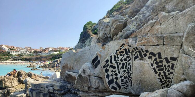 Scempio senza fine in Sardegna, deturpate anche le rocce di Capo Testa