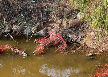 Carrelli della spesa e rifiuti nel rio Santa Lucia a Capoterra: “Il Comune ha bonificato 2 anni fa”