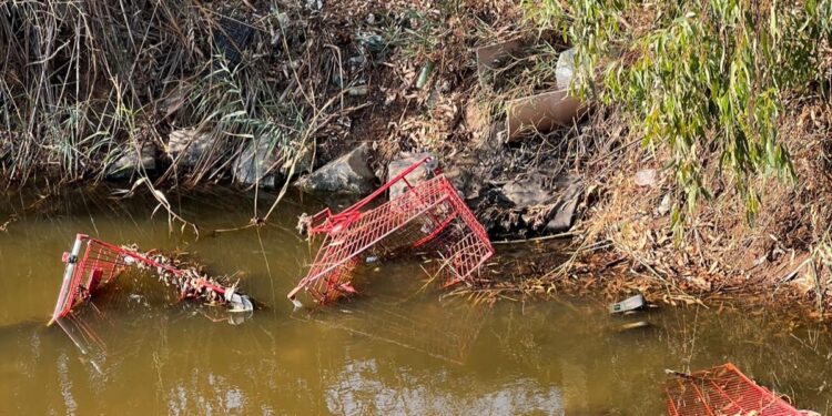 Carrelli della spesa e rifiuti nel rio Santa Lucia a Capoterra: “Il Comune ha bonificato 2 anni fa”