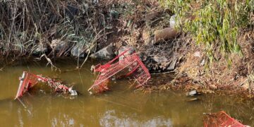 Rifiuti a Capoterra, dal rio Santa Lucia spuntano anche carrelli per la spesa