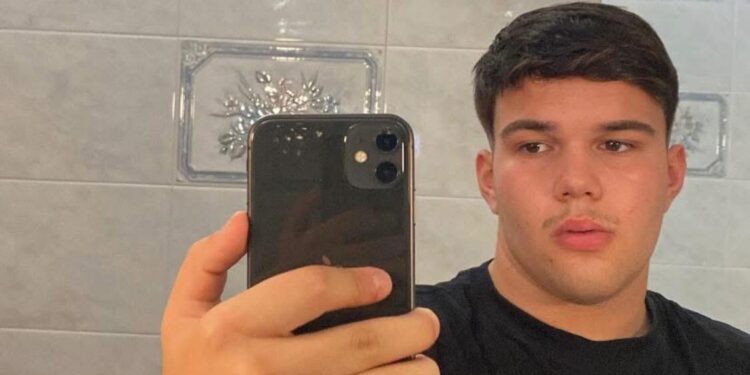 Sinnai, il dolore e il lutto per la morte tragica di Matteo si trasformano in un murale