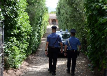 Il vicino litiga e colpisce il marito, la moglie imbraccia il fucile: coniugi denunciati a Serramanna