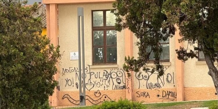 Sarroch, murale non gradito nella ex scuola Siotto: scritte e disegni osceni
