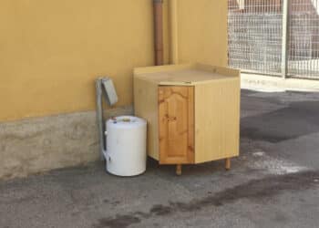 Quartu, la rabbia dei residenti di via Nazario Sauro: “Mobili e scaldini abbandonati per strada, siamo stufi”