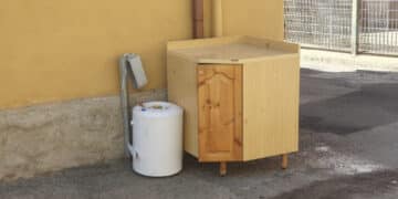 Quartu, la rabbia dei residenti di via Nazario Sauro: “Mobili e scaldini abbandonati per strada, siamo stufi”