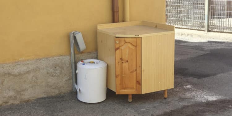 Quartu, la rabbia dei residenti di via Nazario Sauro: “Mobili e scaldini abbandonati per strada, siamo stufi”