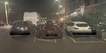 Cagliari, parcheggi “pirotecnici” in curva davanti a Pomata: Garzia chiama la  Polizia