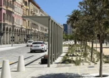 Cagliari, svolta verso la stazione impossibile: “Semaforo verde che dura 20 secondi, poi i pedoni bloccano tutto”