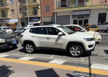 Cagliari, parcheggio selvaggio nei posti moto davanti all’ospedale: “Ogni giorno la stessa storia”