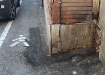 Cagliari, via Tavolara trasformata in una toilette a cielo aperto: “L’aria mefitica arriva fin dentro la sagrestia della chiesa”