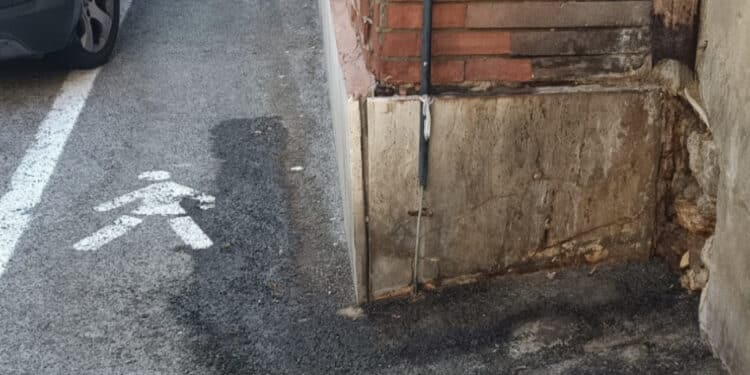 Cagliari, via Tavolara trasformata in una toilette a cielo aperto: “L’aria mefitica arriva fin dentro la sagrestia della chiesa”