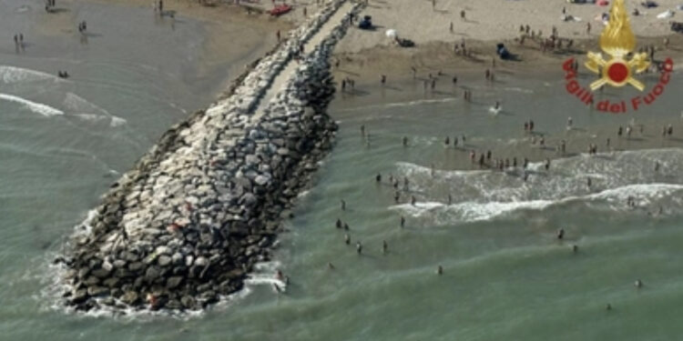 Ritrovato senza vita Carlo, il bimbo di 6 anni scomparso in mare