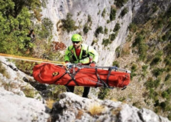 Tragedia in montagna: padre e figlio muoiono cadendo in un sentiero