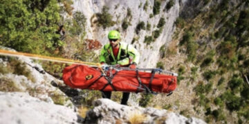 Tragedia in montagna: padre e figlio muoiono cadendo in un sentiero