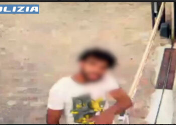 Olbia, urina contro l’auto della Polizia e sbeffeggia alle telecamere: espulso tunisino