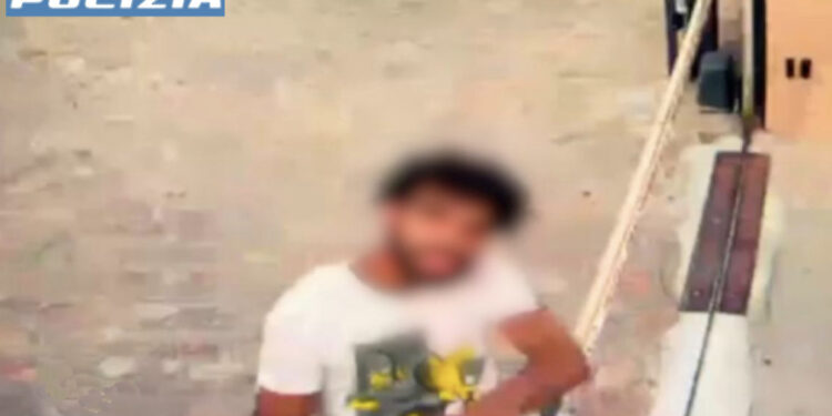 Olbia, urina contro l’auto della Polizia e sbeffeggia alle telecamere: espulso tunisino