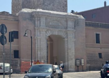 Cagliari, Porta Cristina riaperta al transito delle auto: conclusi gli interventi di messa in sicurezza dell’arco