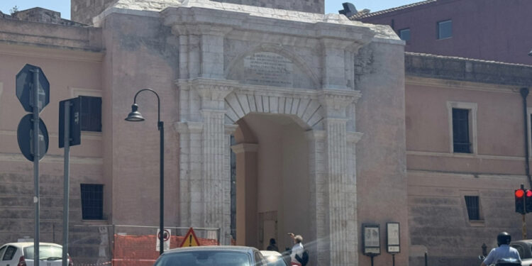 Cagliari, Porta Cristina riaperta al transito delle auto: conclusi gli interventi di messa in sicurezza dell’arco