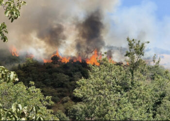 Seulo minacciata dal fuoco: canadair e elicotteri sul posto per domare un grosso incendio