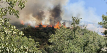 Seulo minacciata dal fuoco: canadair e elicotteri sul posto per domare un grosso incendio