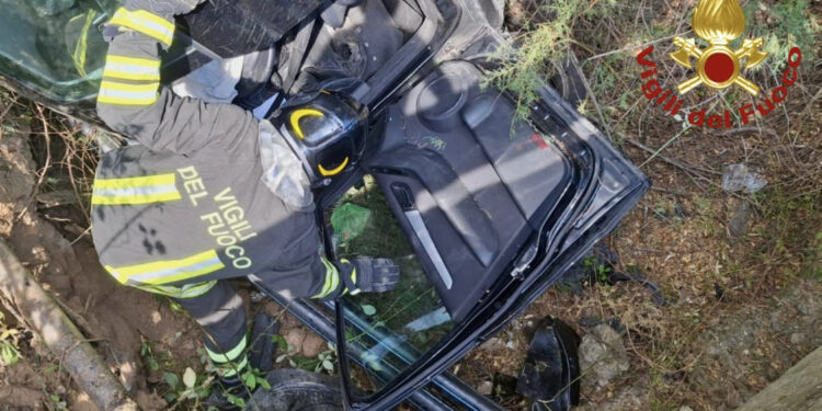 Villamassargia, incidente sulla Sp2: auto si ribalta e finisce sul greto di un fiume