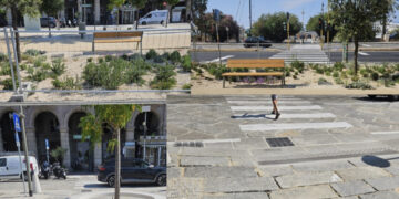 Via Roma, polemiche dopo la riapertura dell’attraversamento pedonale: “È una pericolosa gincana tra recinzioni e passaggi stretti”