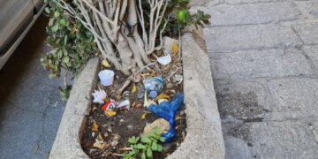 Cagliari, fioriera o pattumiera? Accade anche questo in pieno centro storico: i netturbini? Guarda e passa!