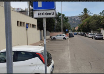 Caos parcheggi al Poetto, monta la protesta: “Mezz’ora di attesa per trovare un posto, mentre gli stalli residenti restano vuoti”