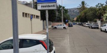 Caos parcheggi al Poetto, monta la protesta: “Mezz’ora di attesa per trovare un posto, mentre gli stalli residenti restano vuoti”