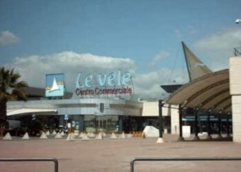 Quartu, ancora furti nei parcheggi del centro commerciale “Le Vele”: sfondato il vetro di un’auto e rubato tutto il contenuto del porta bagagli