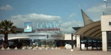 Quartu, ancora furti nei parcheggi del centro commerciale “Le Vele”: sfondato il vetro di un’auto e rubato tutto il contenuto del porta bagagli