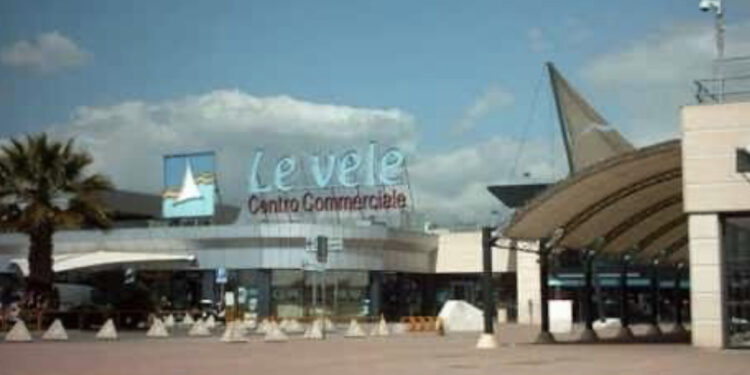 Quartu, ancora furti nei parcheggi del centro commerciale “Le Vele”: sfondato il vetro di un’auto e rubato tutto il contenuto del porta bagagli