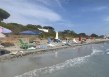 Villasimius, furbetti del segnaposto a Campulongu: spiaggia occupata per ore da decine di ombrelloni vuoti (VIDEO)