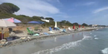 Villasimius, furbetti del segnaposto a Campulongu: spiaggia occupata per ore da decine di ombrelloni vuoti (VIDEO)