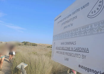 A Chia spunta un cartello contro Israele: “I criminali di guerra non sono i benvenuti in Sardegna”, scatta la polemica