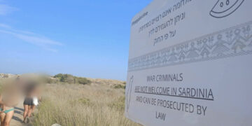 A Chia spunta un cartello contro Israele: “I criminali di guerra non sono i benvenuti in Sardegna”, scatta la polemica