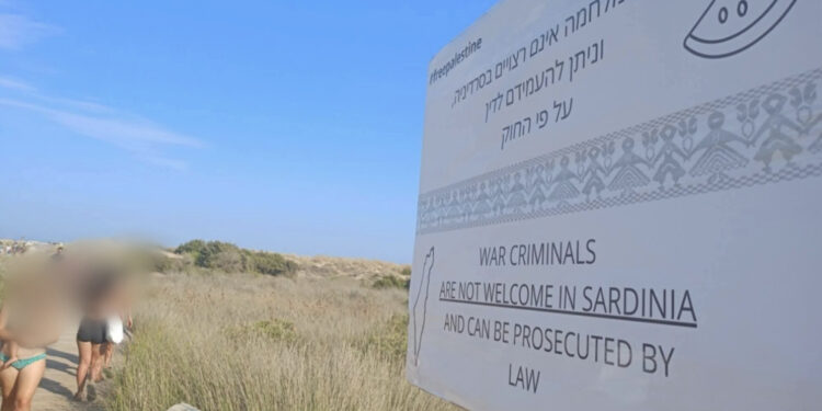 A Chia spunta un cartello contro Israele: “I criminali di guerra non sono i benvenuti in Sardegna”, scatta la polemica