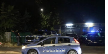 Colpisce a coltellate e poi soffoca con un cuscino il compagno malato: arrestata