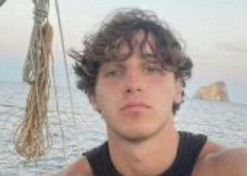 Si tuffa in mare ma sbatte la testa su uno scoglio: Francesco Aronica muore a 23 anni