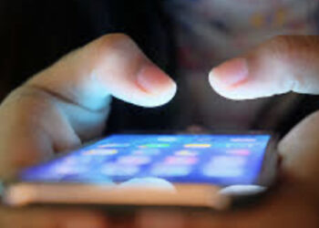 Corpi delle proprie compagne esibiti come trofei sui social: il gruppo “Mia moglie” con decine di migliaia di iscritti