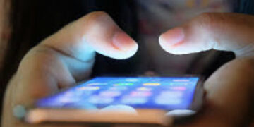 Corpi delle proprie compagne esibiti come trofei sui social: il gruppo “Mia moglie” con decine di migliaia di iscritti