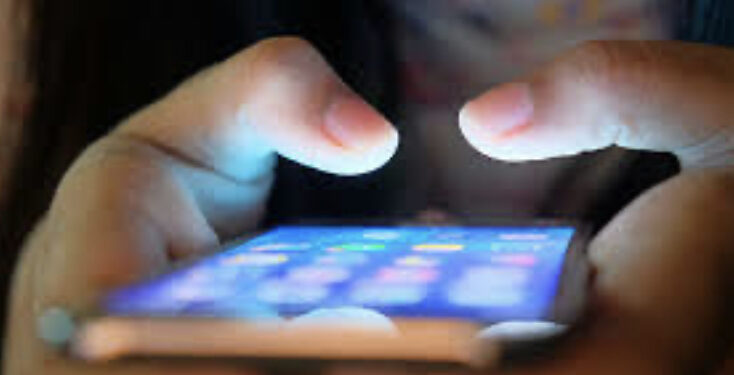 Corpi delle proprie compagne esibiti come trofei sui social: il gruppo “Mia moglie” con decine di migliaia di iscritti