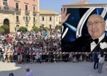 Militello abbraccia per l’ultima volta Pippo Baudo: in migliaia in piazza per il re dei presentatori