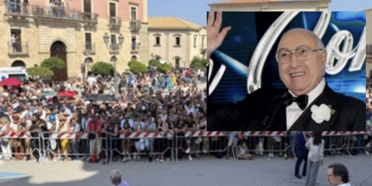Militello abbraccia per l’ultima volta Pippo Baudo: in migliaia in piazza per il re dei presentatori