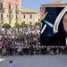 Militello abbraccia per l’ultima volta Pippo Baudo: in migliaia in piazza per il re dei presentatori